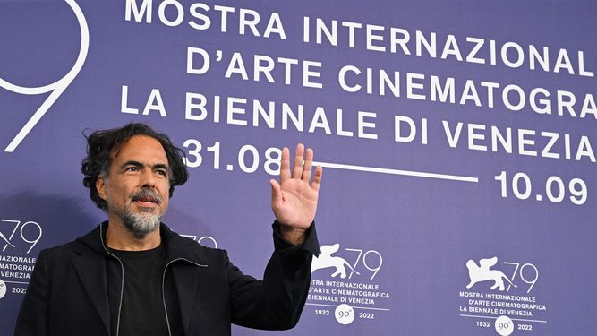 El director mexicano Alejandro González Iñárritu posa el 1 de septiembre de 2022 durante un photocall de la película Bardo, falsa crónica de unas cuantas verdades presentada en el Festival de Cine de Venecia, en Italia.