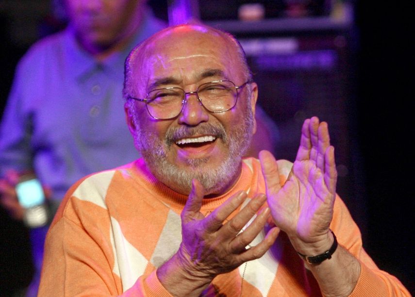 El pianista estadounidense Eddie Palmieri aplaude en el Théâtre de la Mer en Sète, sureste de Francia, durante el Festival de Música FiestA, el 2 de agosto de 2009 . &nbsp;