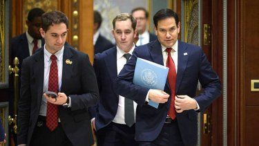 El secretario de Estado de Estados Unidos, Marco Rubio (3 izq.); el jefe de la Oficina Presidencial de Ucrania, Andriy Yermak (2ª der.); el ministro de Asuntos Exteriores de Ucrania, Andrii Sybiha (derecha), y el ministro de Defensa de Ucrania, Rustem Umerov (3ª derecha) mientras asisten a la reunión de las delegaciones ucraniana y estadounidense en Yeda.&nbsp;