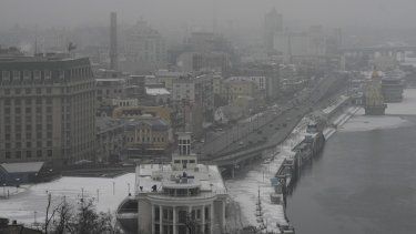 La niebla cubre el centro de la capital de Ucrania, Kiev, el 14 de enero de 2023.&nbsp;