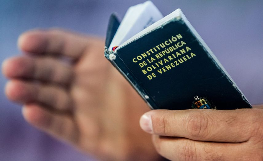 Un grupo denominado Representantes de la Plataforma Ciudadana en Defensa de la Constitución acudió a la sede del CNE para entregar un documento en defensa de la Carta Magna vigente.&nbsp;