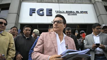 El exdiputado y candidato presidencial, Fernando Villavicencio, habla con los periodistas a su llegada a la Fiscalía General de la Nación en Quito el 8 de agosto de 2023, un día antes de ser asesinado.