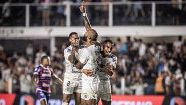 Jugadores del Santos FC celebran el gol del empate ante el Fortaleza, pero minutos más tarde recibieron otro gol para terminar finalmente descendiendo por primera vez de la Primera División de Brasil. El equipo legendario donde jugaron Pelé y Neymar, no pudo conseguir la permanencia