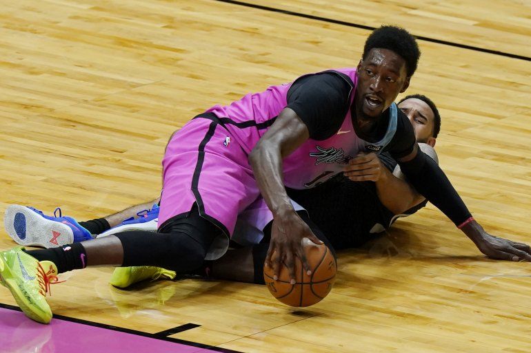 El pívot del Heat de Miami, Bam Adebayo (13), toma el control de un balón suelto del escolta de los Sacramento Kings, Cory Joseph, durante la primera mitad de un juego de baloncesto de la NBA, el sábado 30 de enero de 2021, en Miami. 