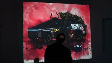 Una persona observa una obra digital en una pantalla.