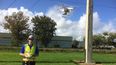 Un inspector de FPL verifica el estado de los cables con ayuda de un dron.