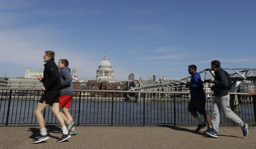 Personas ejercit&aacute;ndose a la orilla del r&iacute;o T&aacute;mesis en Londres &nbsp;