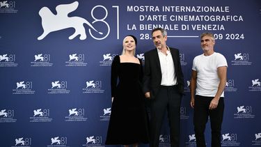 La actriz y cantante Lady Gaga, el director Todd Phillips (centro) y el actor estadounidense Joaquin Phoenix asisten a la sesión fotográfica de la película Joker: Folie a deux presentada en competición durante el 81º Festival Internacional de Cine de Venecia en el Lido de Venecia, el 4 de septiembre de 2024.