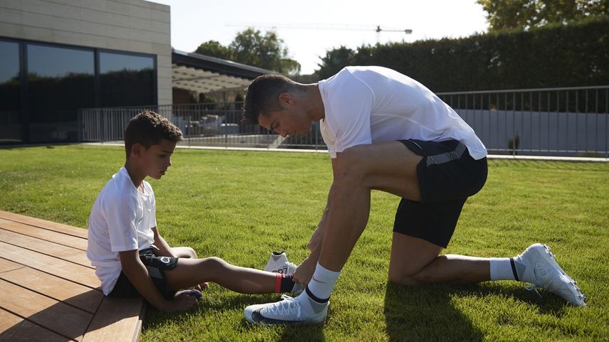 CR7 compartiendo con su primogénito, Cristiano Jr., en su mansión de Madrid.