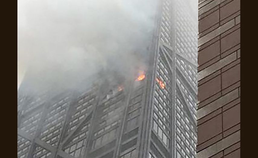 Uno de los íconos de Chicago se vio envuelto parcialemente en llamas (TWITTER @NBCNews)