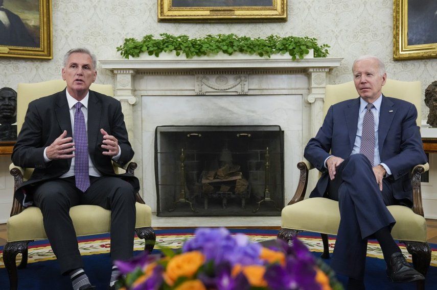 El presidente de la Cámara de Representantes, Kevin McCarthy,, izquierda, habla en reunión con el presidente Joe Biden sobre el tope de endeudamiento en la Oficina Oval de la Casa Blanca, Washington, 22 de mayo de 2023.