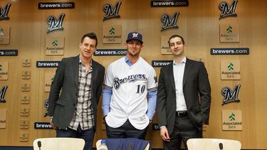 Grandal estuvo acompañado por el gerente general del equipo, David Stearns y el manager, Craig Counsil.