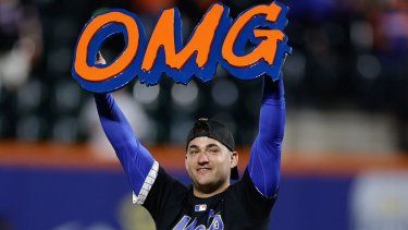 El segunda base de los Mets de Nueva York, José Iglesias, celebra en el campo después de que su equipo venciera a los Filis de Filadelfia en el Juego 4 de la Serie Divisional de la Liga Nacional, el miércoles 9 de octubre de 2024, en Nueva York.