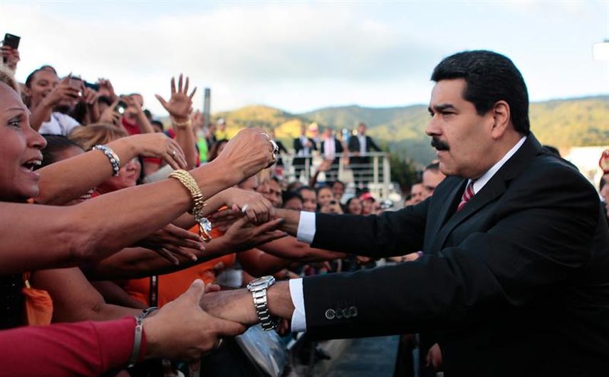 El presidente venezolano, Nicolás Maduro, mientras saluda a varios asistentes en un acto gubernamental para conmemorar los 190 años de la Batalla de Ayacucho en Caracas. ( Foto EFE) 
