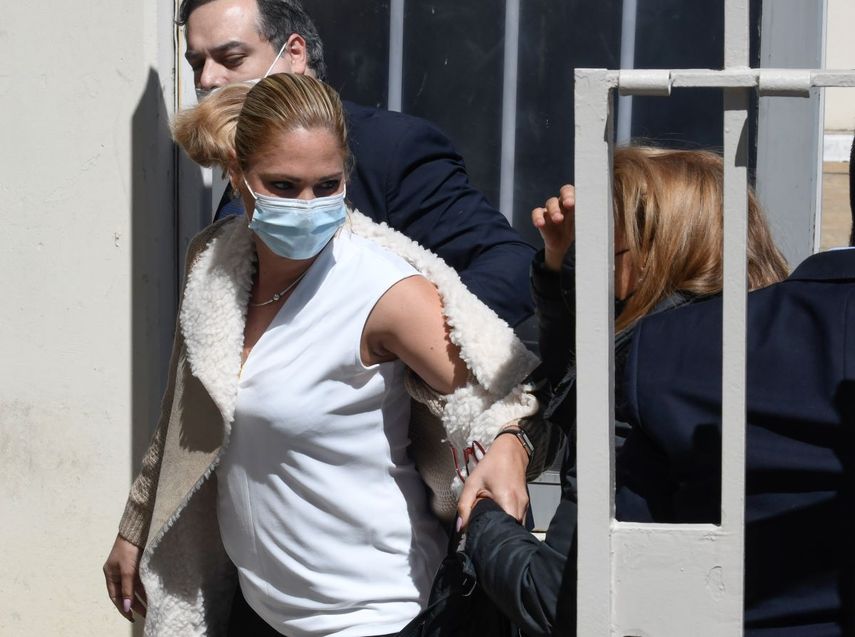 Mavys Álvarez se apersona al Ministerio de Justicia para testificar en una investigación por presunta trata de personas y otros delitos a allegados de Diego Maradona, el fallecido astro del fútbol argentino.