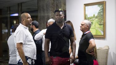 Familiares y amigos permanecen en el interior de la clínica Abel González, donde se atiende el expelotero dominicano de Grandes Ligas.