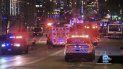 En esta imagen de un video provisto por WISN 12 News, la policía acude a la escena de un tiroteo en Milwaukee, 13 de mayo de 2022. Veinte personas resultaron heridas en un tiroteo en el centro de Milwaukee cerca de un distrito de diversiones donde miles de personas miraban el partido de los Bucks con los Celtics de Boston por las semifinales de la Conferencia del Este de la NBA, dijeron las autoridades. En esta imagen de un video provisto por WISN 12 News, la policía acude a la escena de un tiroteo en Milwaukee, 13 de mayo de 2022. Veinte personas resultaron heridas en un tiroteo en el centro de Milwaukee cerca de un distrito de diversiones donde miles de personas miraban el partido de los Bucks con los Celtics de Boston por las semifinales de la Conferencia del Este de la NBA, dijeron las autoridades.
