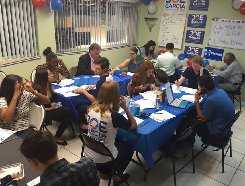 El excongresista Joe García comparte con un grupo de voluntarios que trabajan en su oficina de campaña&nbsp;