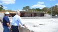 Roberto Fenton y Manolo Reyes observan detalles de la nueva pisicina.
