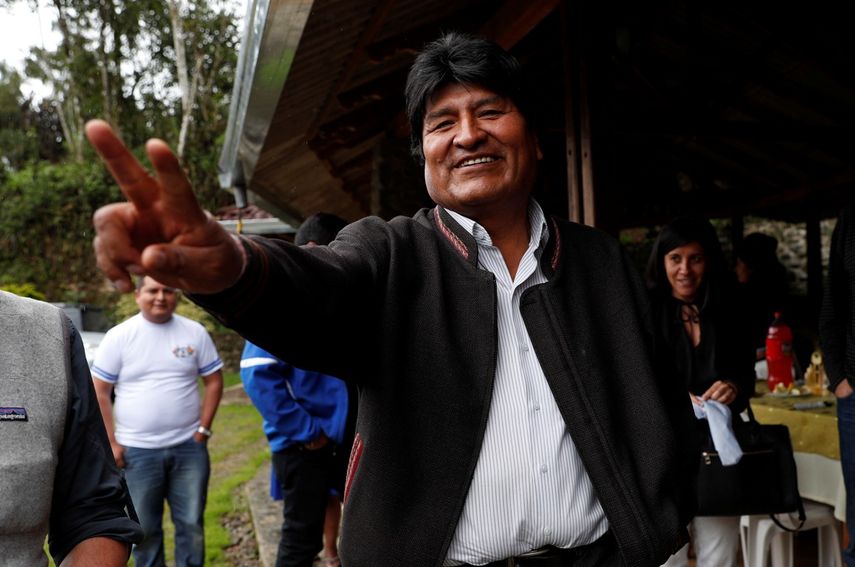 El presidente de Bolivia, Evo Morales, saluda a la prensa durante una visita a una piscifacotr&iacute;as de truchas donde se detuvo a comer en Incachaca, Bolivia, el s&aacute;bado 19 de octubre de 2019. Morales busca un cuarto mandato en las elecciones generales del domingo