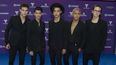 La banda CNCO posa a su llegada a la alfombra azul de los Premios Tu Mundo.