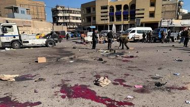 Miembros de las fuerzas de seguridad trabajan en la escena de un ataque suicida en un mercado de ropa de segunda mano, en Bagdad, Irak, el 21 de enero de 2021.&nbsp;