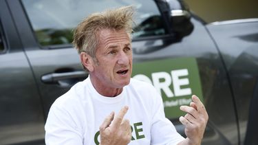 El actor y activista Sean Penn, fundador de la organización sin ánimo de lucro Community Organized Relief Effort (CORE). 