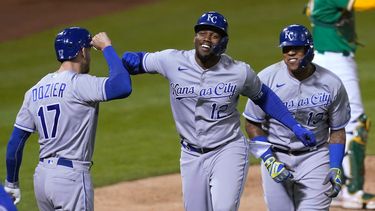 El cubano Jorge Soler pisa el home luego de conectar su jonrón 100 en Grandes Ligas