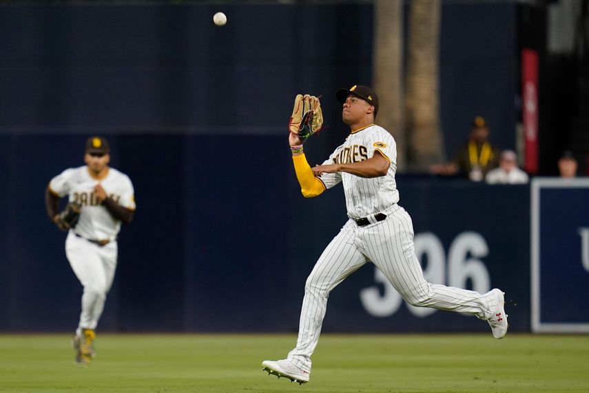 Juan Soto, jardinero derecho de los Padres de San Diego, atrapa la bola para un out de Brendan Rodgers, de los Rockies de Colorado, durante el sexto inning del juego de la MLB que enfrentó a ambos equipos, el 3 de agosto de 2022, en San Diego.
