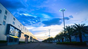 En Aerocentro Parque Industrial, hemos materializado este concepto situándonos en un punto neurálgico: estamos a solo cinco minutos del Aeropuerto Internacional José Antonio Anzoátegui, a 10 minutos del Puerto Internacional de Guanta y a cuatro horas de Caracas