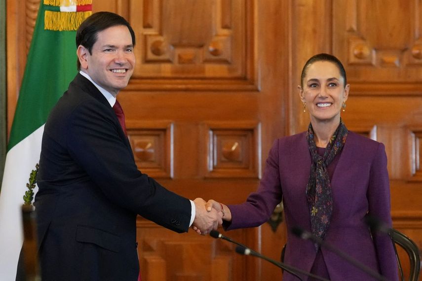 El secretario de Estado de Estados Unidos, Marco Rubio (izq.), estrecha la mano de la presidenta de México, Claudia Sheinbaum, en el Palacio Nacional de la Ciudad de México el 3 de septiembre de 2025. El secretario de Estado de Estados Unidos, Marco Rubio, se reunió con la presidenta mexicana, Claudia Sheinbaum, el 3 de septiembre de 2025, un día después de que Estados Unidos intensificara drásticamente la presión sobre los cárteles con lo que, según informó, fue un ataque selectivo cerca de Venezuela.