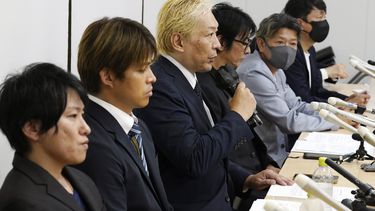 Acusadores y víctimas del productor japonés de agrupaciones de chicos Johnny Kitagawa, señalado por abuso sexual, declaran en una conferencia de prensa en Tokio el lunes 4 de septiembre de 2023.