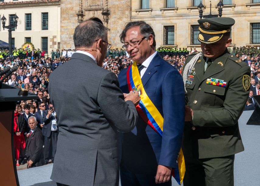 Imagen del folleto publicada por la oficina de prensa de Gustavo Petro que muestra al nuevo presidente de Colombia, Gustavo Petro (C), recibiendo la banda presidencial del presidente del Congreso Roy Barreras (izq.) durante la ceremonia de inauguración en la plaza Bolívar de Bogotá, el 7 de agosto de 2022.&nbsp;