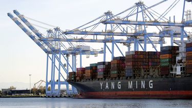 Foto del 4 de noviembre del 2019 de un buque de contenedores en el Puerto de Tacoma, Washington.