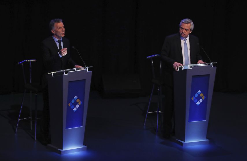El presidente argentino Mauricio Macri, quien busca la reelecci&oacute;n con el partido Juntos por el Cambio, a la izquierda, habla durante el segundo y &uacute;ltimo debate presidencial con su rival, el kirchnerista Alberto Fern&aacute;ndez, del Frente de Todos, el domingo 20 de octubre de 2019 en Buenos Aires.