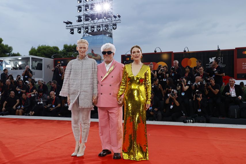Tilda Swinton, el director Pedro Almodóvar y Julianne Moore posan a su llegada para el estreno de la película The Room Next Door durante la 81ª edición del Festival de Cine de Venecia, Italia, el lunes 2 de septiembre de 2024.&nbsp;