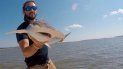 Foto tomada por Colby Griffiths en septiembre de 2015 donde se ve al científico Bryan Keller sosteniendo un tiburón cabeza de martillo en el río North Edisto en Carolina del Sur. Foto tomada por Colby Griffiths en septiembre de 2015 donde se ve al científico Bryan Keller sosteniendo un tiburón cabeza de martillo en el río North Edisto en Carolina del Sur.