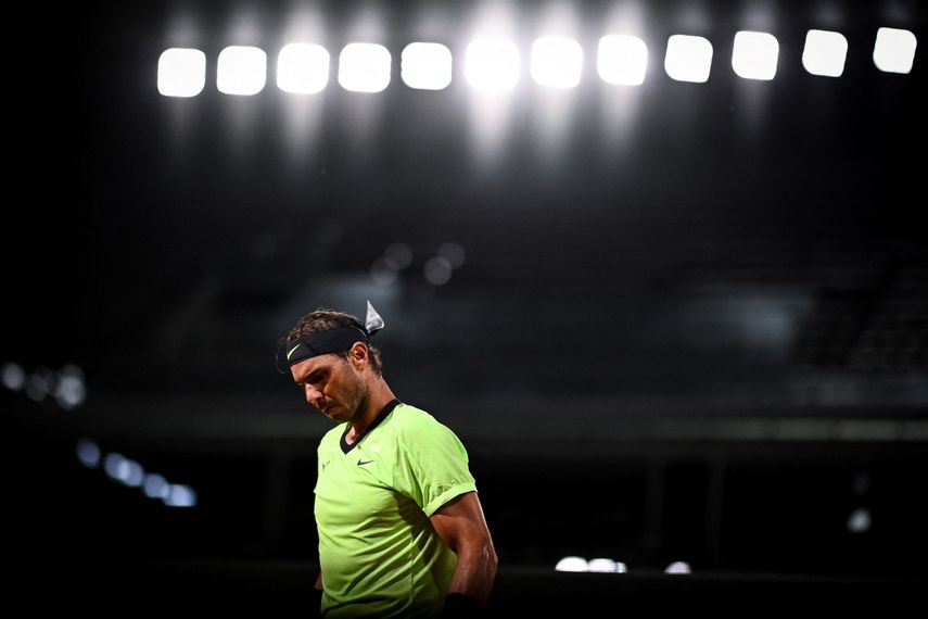 En esta foto de archivo tomada el 3 de junio de 2021, el español Rafael Nadal reacciona durante un juego del Roland Garros 2021