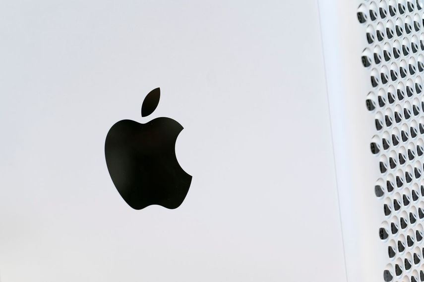 Logotipo de Apple en una computadora.