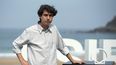 En esta foto de archivo tomada el 23 de septiembre de 2021, el cineasta español Jonas Trueba posa durante una sesión de fotos de la película Quién lo impide en el 69 Festival de Cine de San Sebastián en la ciudad vasca, en el norte de España.