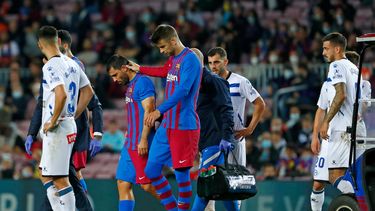 Sergio Agüero (segundo desde la izquierda) durante su retiro desde el campo durante el partido contra el Alavés por la Liga española, el sábado 30 de octubre de 2021