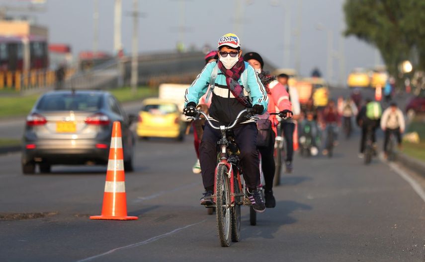 Los viajeros, con m&aacute;scaras protectoras, montan sus bicicletas en Bogot&aacute;, Colombia. Mientras en Guatemala, el gobierno suspendi&oacute; los vuelos de deportados, el martes 17 de marzo de 2020.&nbsp;