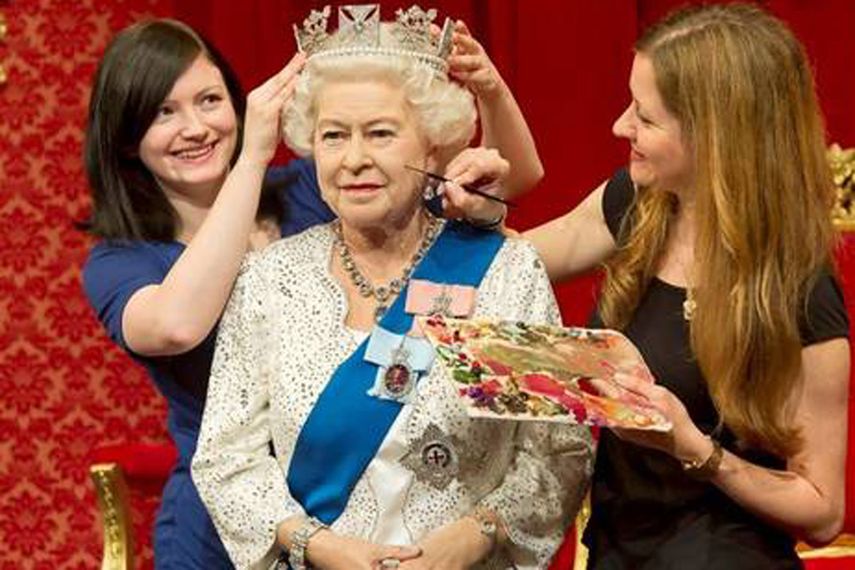 El vestido está adornado con 53.000 cristales cosidos a mano a lo largo de 150 horas de trabajo