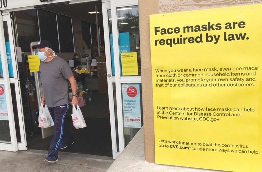 Un letrero exige el uso de mascarillas durante la pandemia de COVID, 2020, Miami.