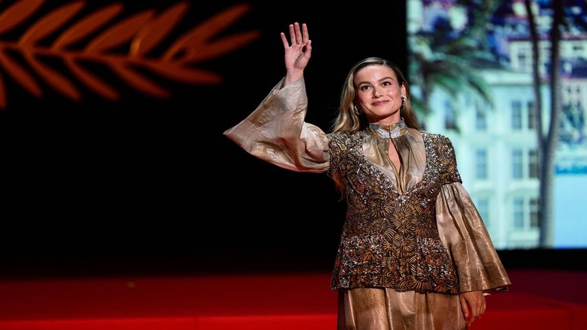 La actriz estadounidense y miembro del jurado del 76° Festival de Cine de Cannes Brie Larson saluda cuando llega al escenario durante la ceremonia de apertura el 16 de mayo de 2023.