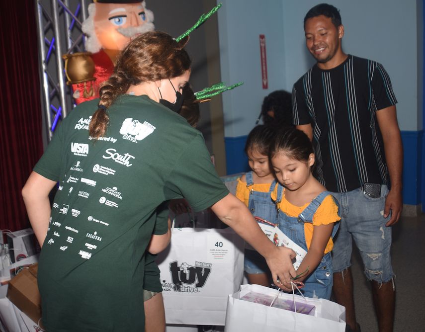 Amigos For Kids entrega juguetes a niños en la Pequeña Habana.