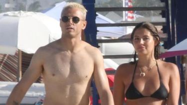 A Chicharito se le vio muy cariñoso junto a su novia en las playas de Miami.