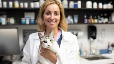 La Dra. Mileydi Pérez, al frente de la veterinaria Miami Animal Clinic, junto a Lily, la mascota y el alma de la clínica. Lily fue abandonada en una caja cuando era pequeña, y en la clínica le dieron un hogar.&nbsp;