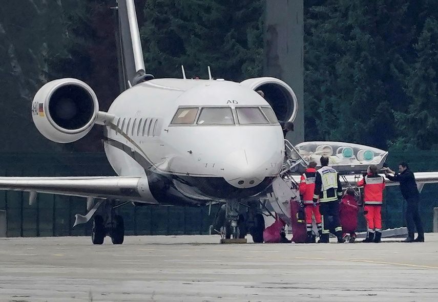 Operarios sacan una camilla del avi&oacute;n medicalizado que traslad&oacute; al cr&iacute;tico del Kremlin Alexei Navalny, en el aeropuerto de Tegel, en Berl&iacute;n, el 22 de agosto de 2020.