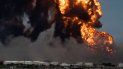 Enormes columnas de fuego amenazan otros tanques de petróleo en la Base de Supertanqueros de Matanzas.